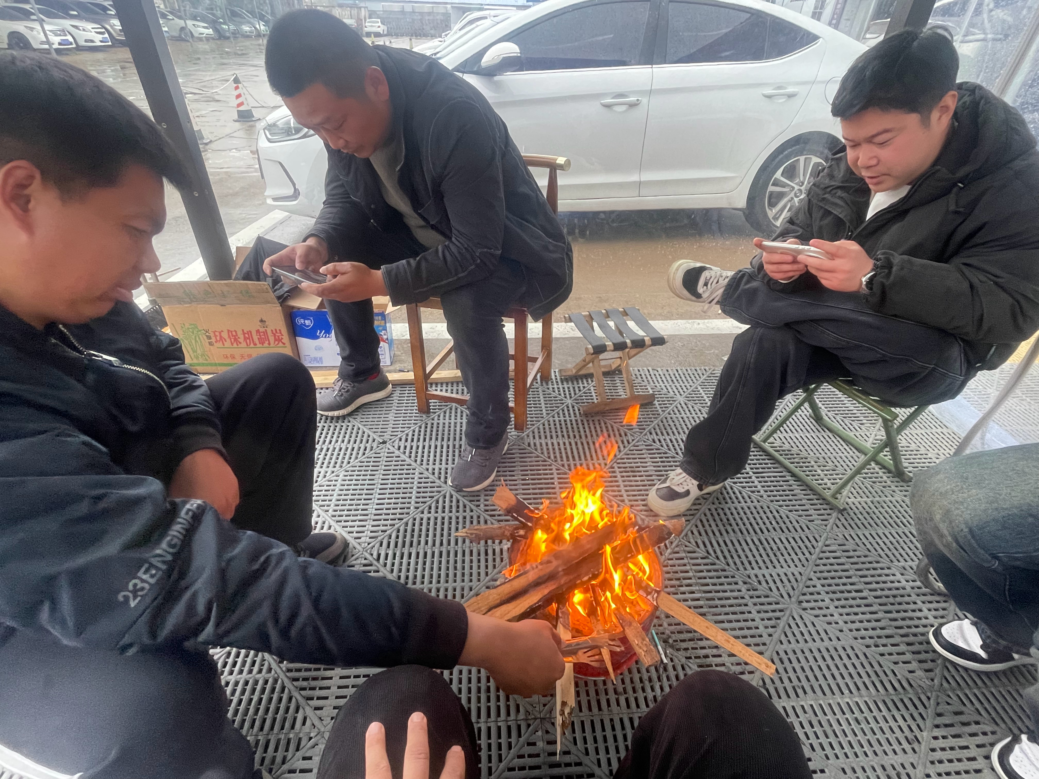 周末下雨天，过来看看老朋友，顺便烤个火 武汉·一号车市