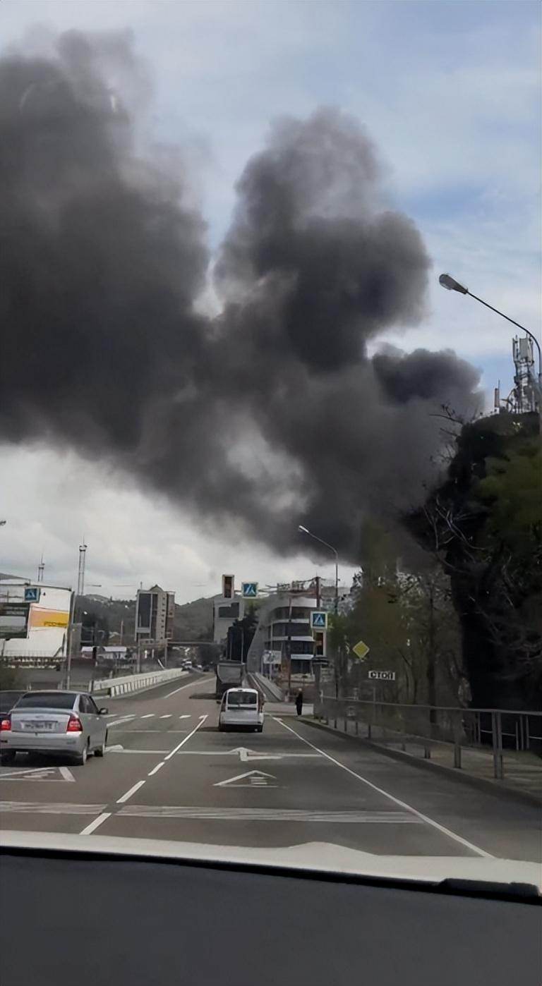 俄罗斯黑海沿岸一处关键炼油设施接连遭遇打击，短时间内三次无人机突袭接连落地，厂区