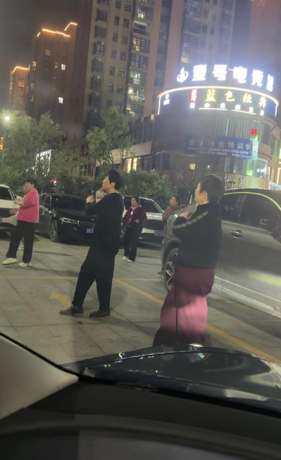 4月24日，河南商城。网友发视频称，自己去佳和广场健身，一群广场舞大妈占着路面无