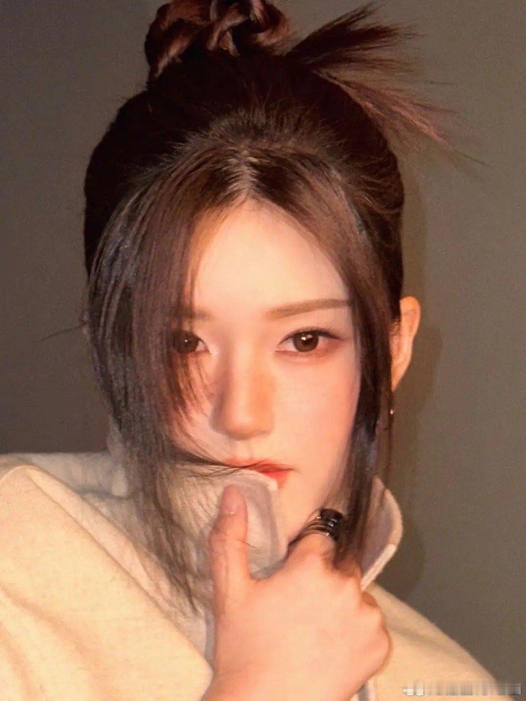 王亚飞这是来给赵露思倒油了吧 ​​​