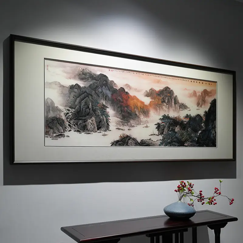 以深浅丝路晕染水墨秋山，苏绣复刻峡谷江河雄浑意境 喜欢雄浑大气的水墨山...