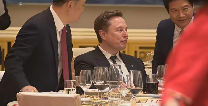5月14日特朗普访华欢迎宴会上，一个细节瞬间引爆全网。雷军主动走到马斯克座位旁，