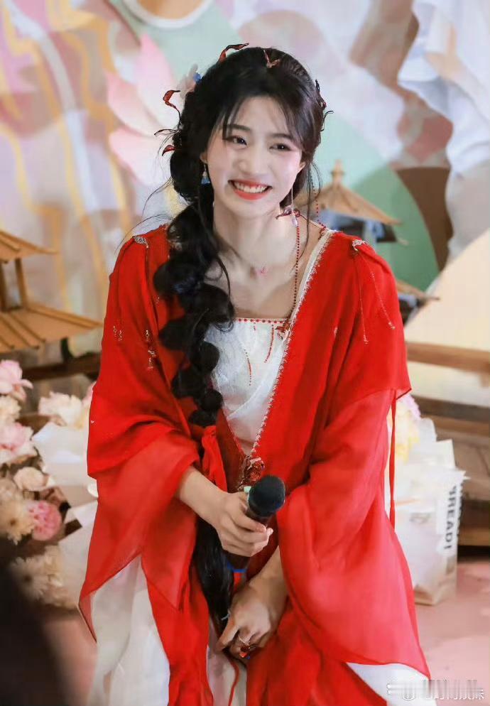 卢昱晓《入青云》杀青照，一身红衣笑起来好明媚 