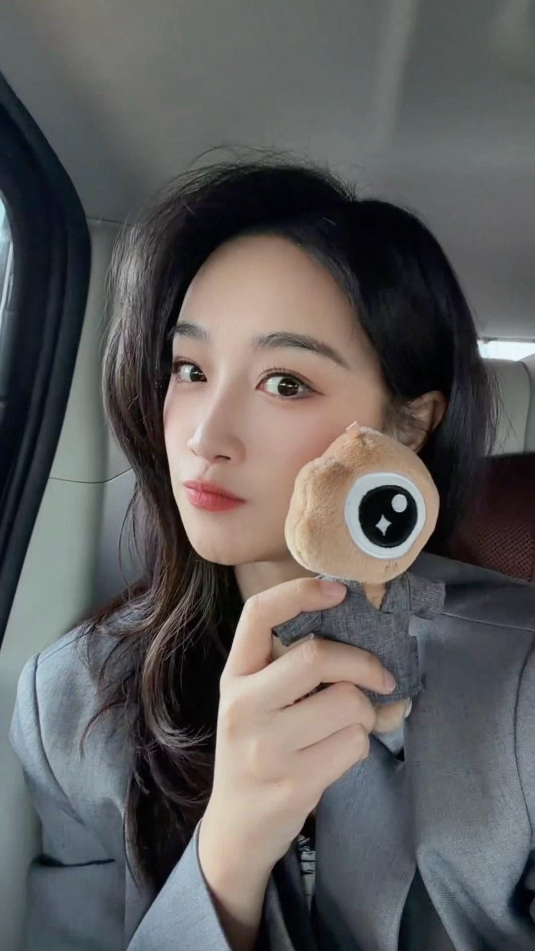 蓝盈莹银子收到了银子蓝盈莹《生万物》里演的银子有了专属小衣服，好演员值得被看见！