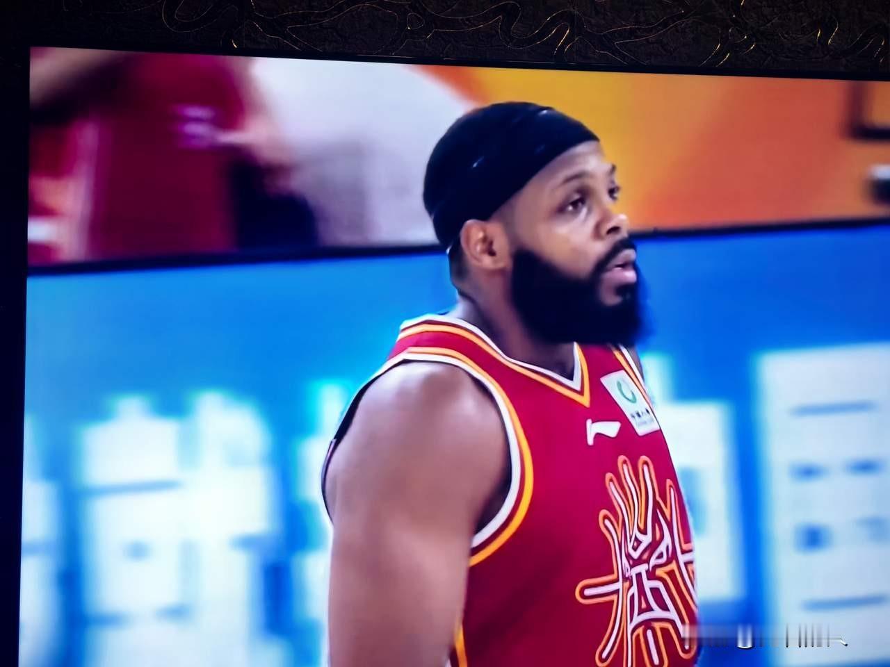 奈特首秀12+4+4表现不错，投篮不稳定还得适应，比黑根斯进攻好





山西