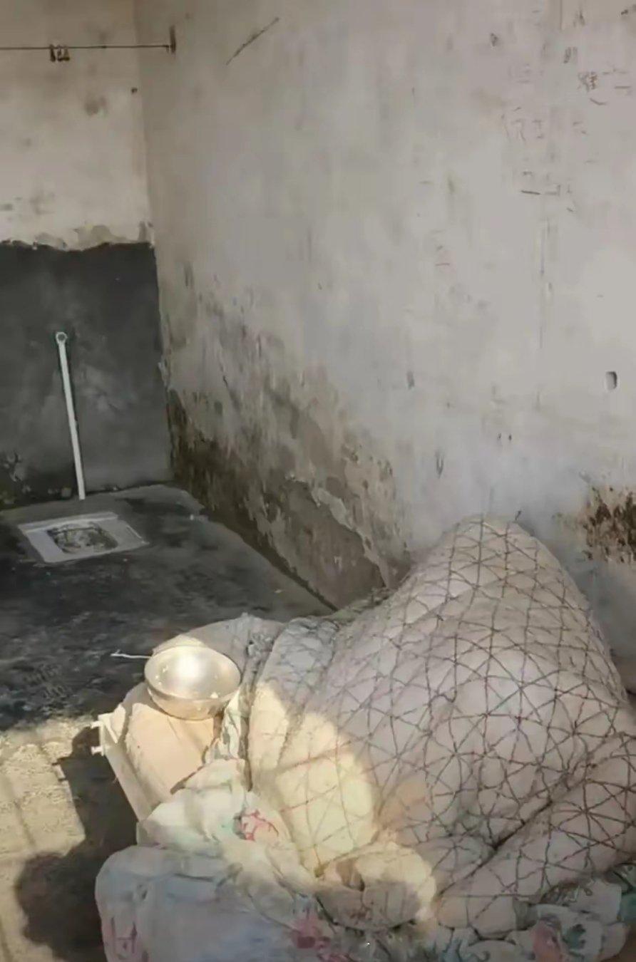 视频中显示，湖北天门拖市镇的一家养老院，环境恶劣到让人无法直视。老人们的居住环境