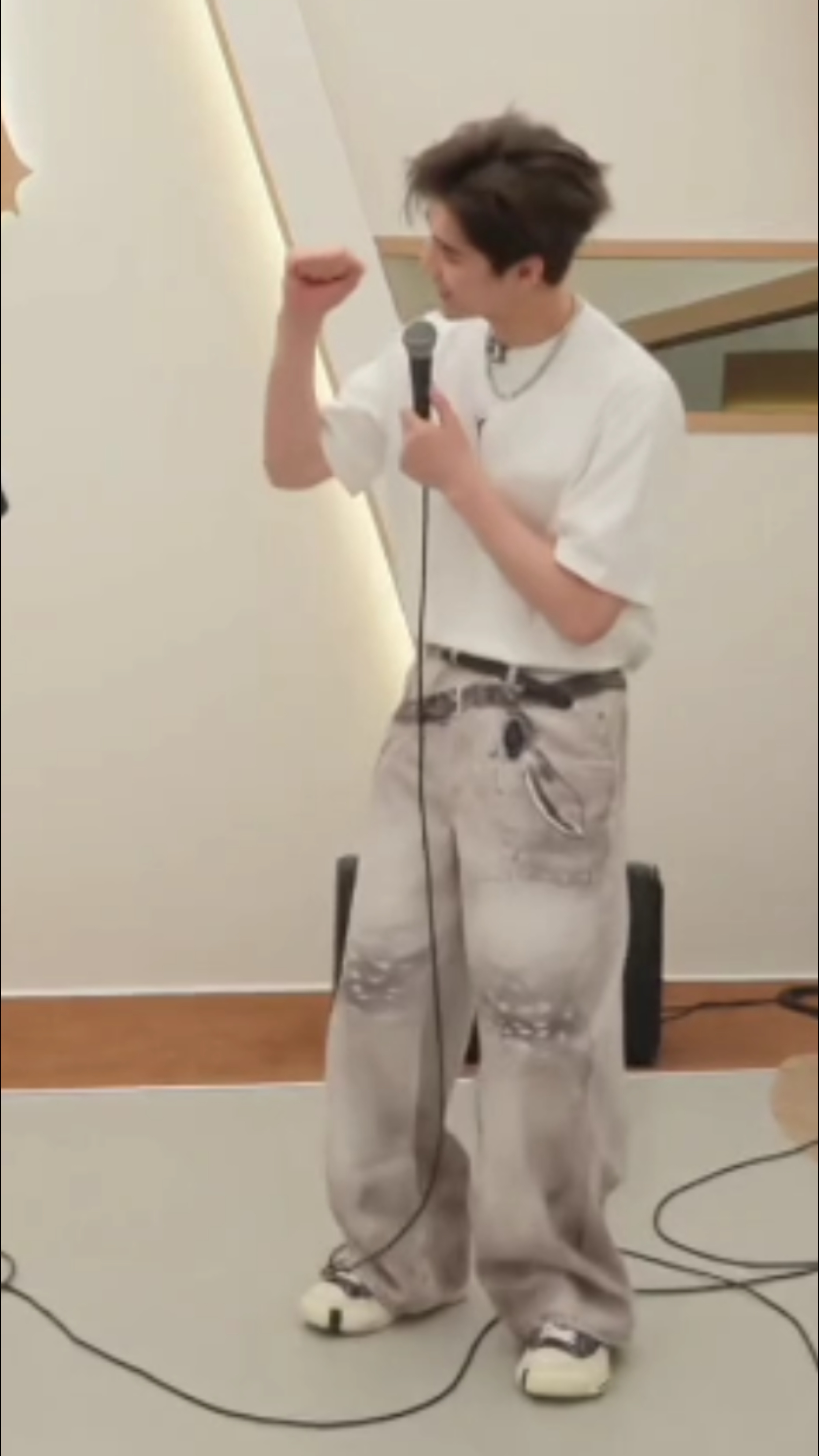 嗲精 