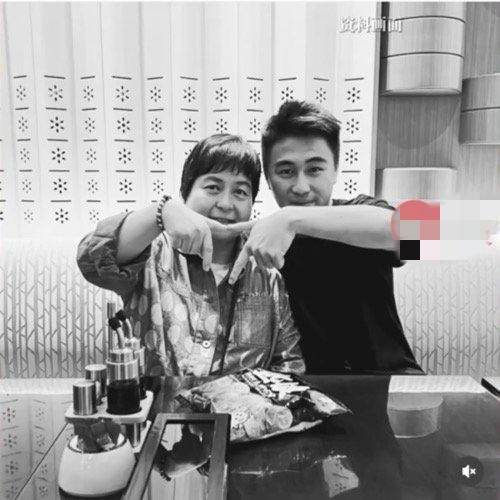 何猷君深夜发文悼念何超蕸引发热议，4月12日，何超蕸去世，晚上何猷君在社交平台发