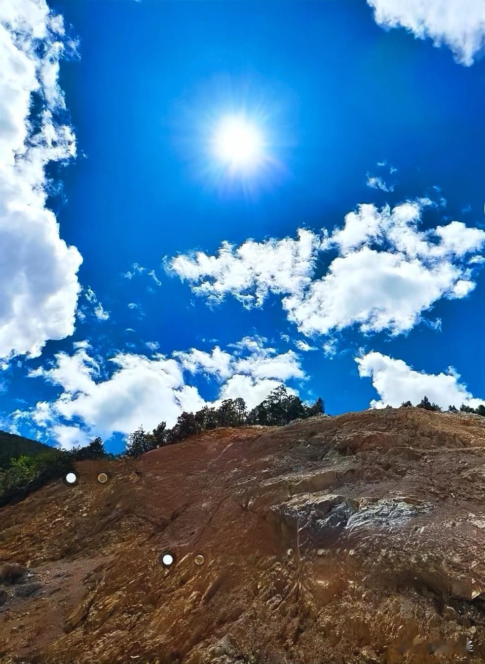 我分享一张我之前拍的自然风景美照。画面里是蓝天白云，那云朵像棉花糖一样蓬松柔软，