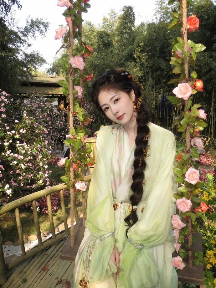 白鹿阿妩柠檬精版  白鹿绿衣古装花秋千  白鹿阿妩柠檬精版，是绿衣古装花秋千，满