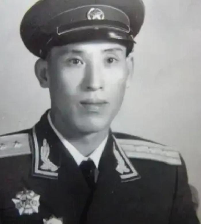 1959年，郑其贵在街上散步，突然有一个人抱住他："师长，是我啊！"郑其贵看了对