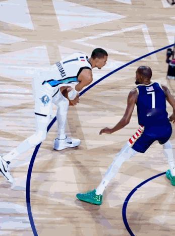 文班干拔生吃杜兰特镜头，连手腕都够不着，没有最强，只有更强。

杜兰特贴身紧逼文