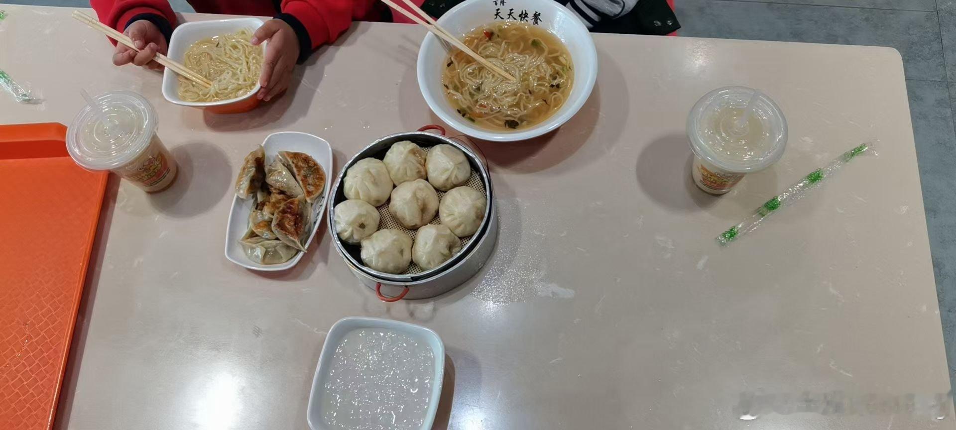 美好的早晨从一顿丰盛的早餐开始，吃饱喝足，以最好的状态迎接一天的工作。大家早上好