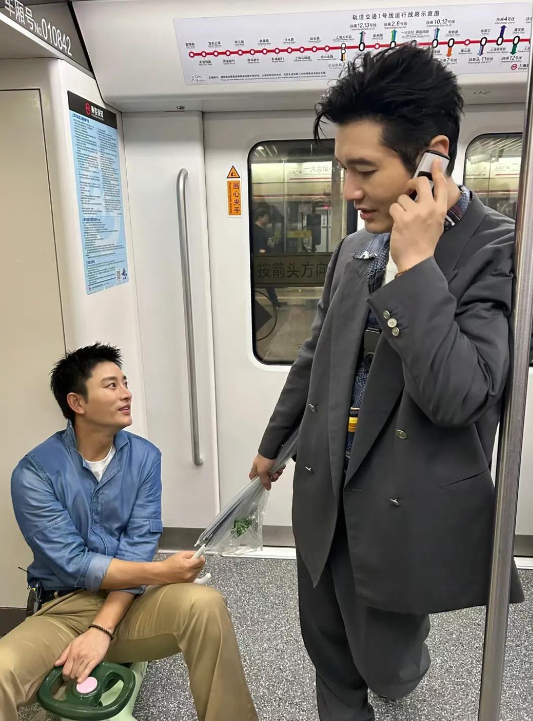 网友在上海地铁一号线偶遇黄晓明和贾乃亮
两个人都是大帅哥
帅气不相上下
两个人看