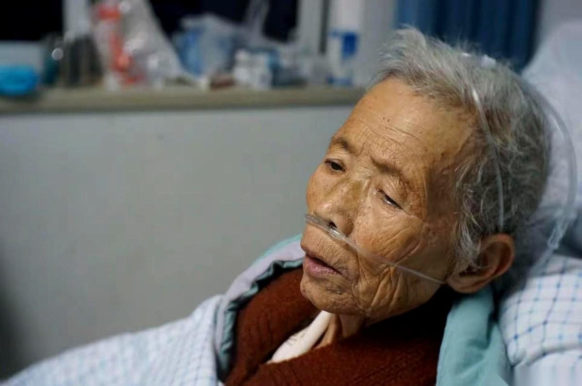 刷朋友圈刷到一条讣告，心一下就沉了。
不是因为生死无常的大道理，而是看到了“孝媳