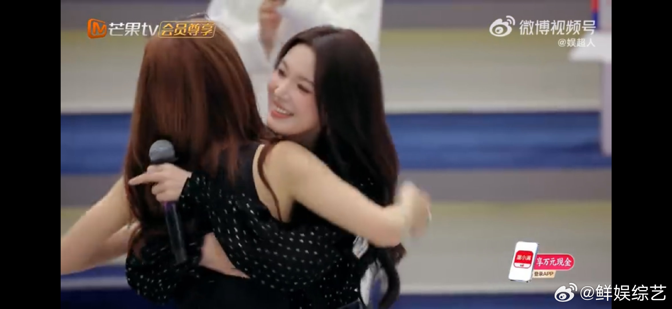 张月张月说当然拿回家啊乘风2026张月听完直接飞奔拥抱，这画面也太好嗑了！ 