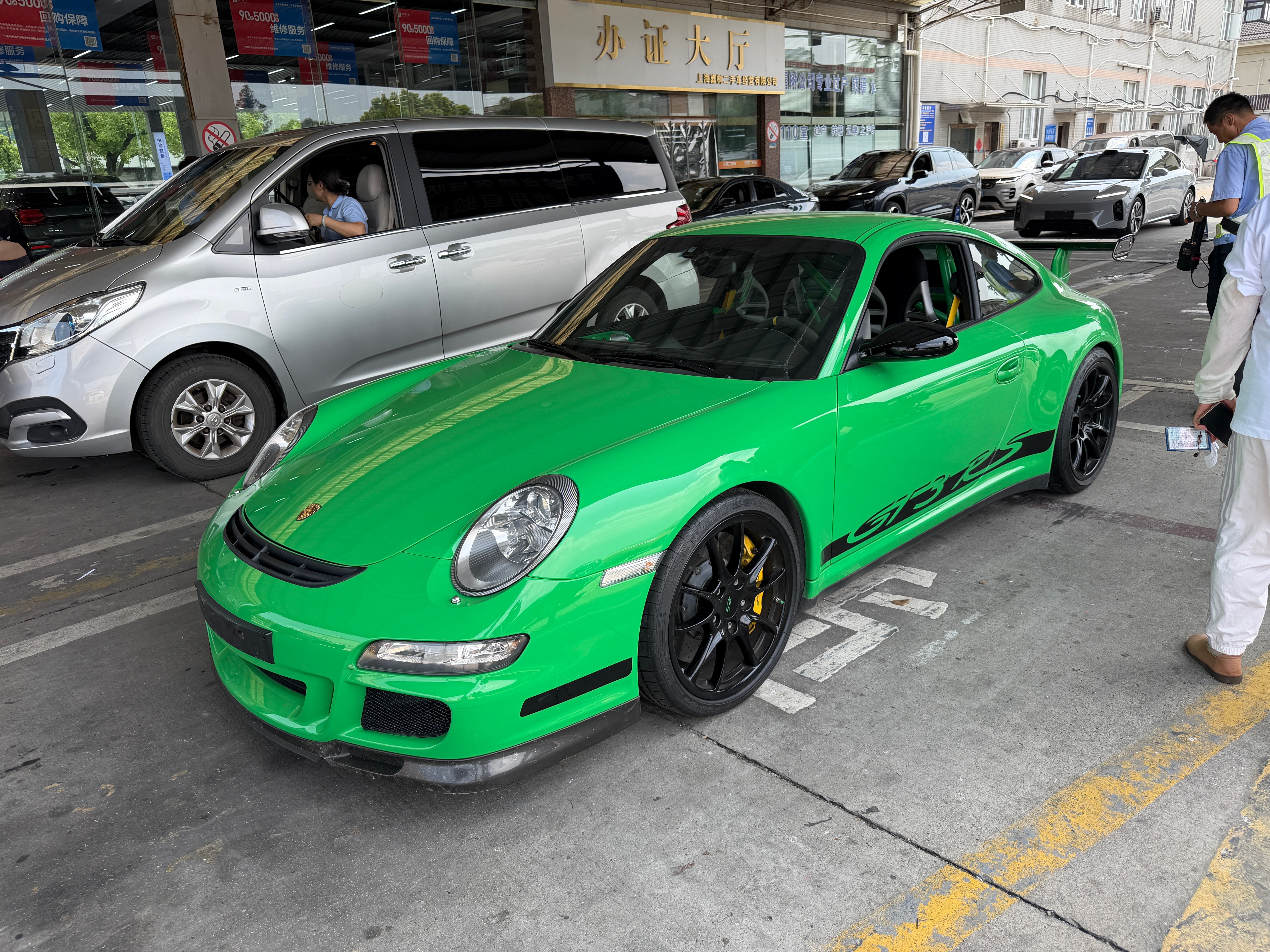 997 GT3RS稀客中的稀客，刚才过户的时候好像是黄牛阿姨，拿取下来的车牌轻碰