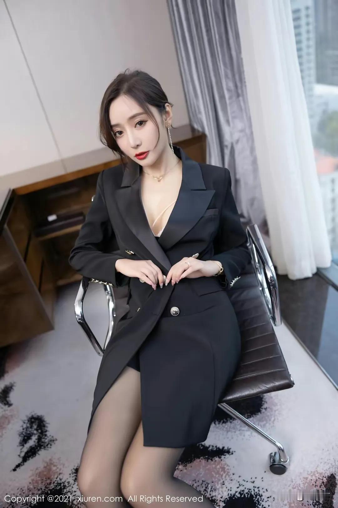 女神瑶瑶，职业装照片，西装短裙，黑丝长腿高跟鞋👠，苹果笔记本，办公室定妆照