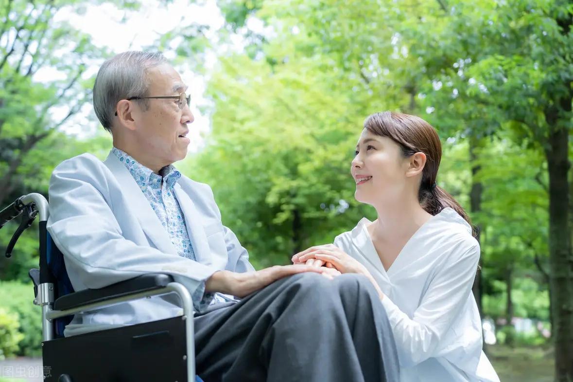 我把这段话整理成更温柔、适合发朋友圈的短句版，你直接用：
 
越来越少，心里的话