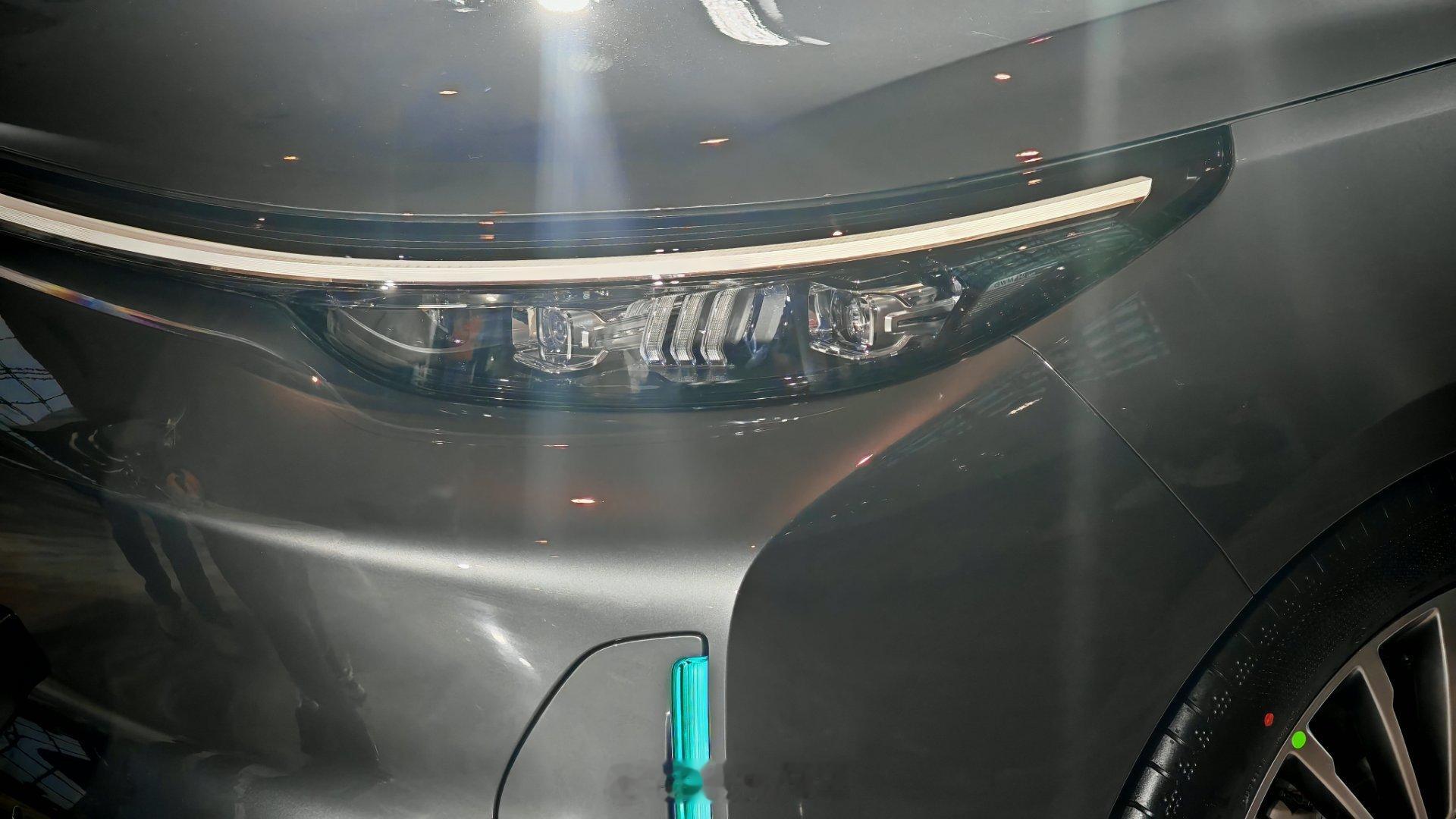 来猜一波预售价吧。。猜对了。。我发微博好好夸夸你百万级AI汽车平台归元S面世