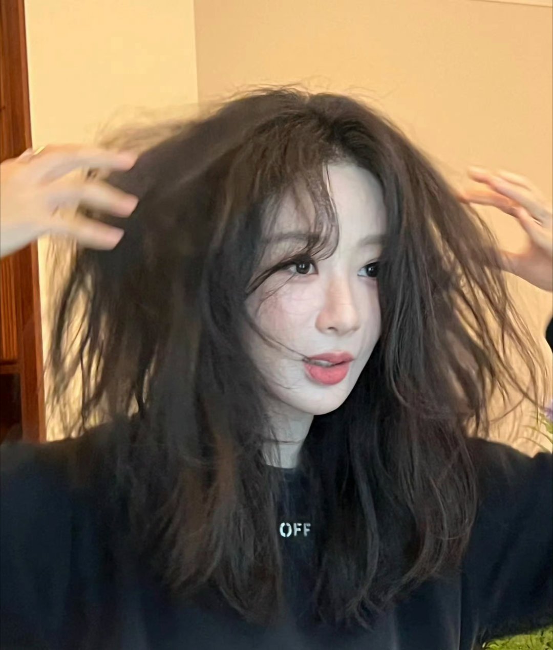 杨紫最新营业，发量惊人，美得像洋娃娃 