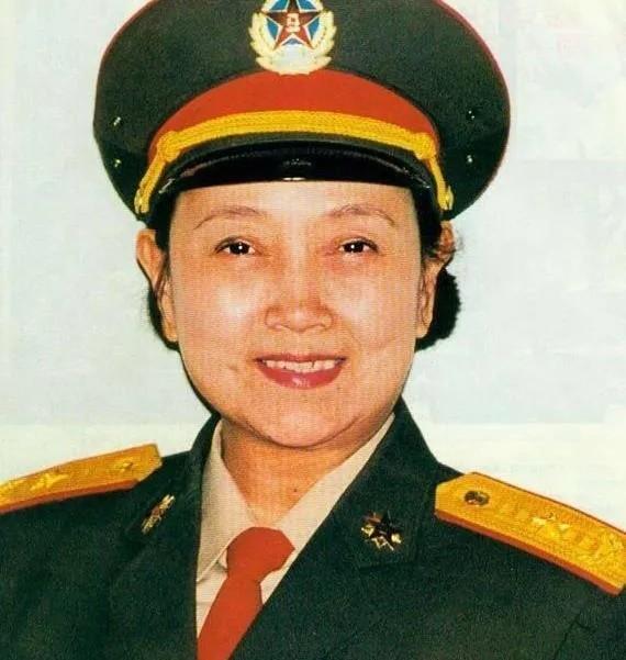 1988年，最美女神王晓棠当了八一厂副厂长。她车上总放着一个盘子上面盖着一个碗，