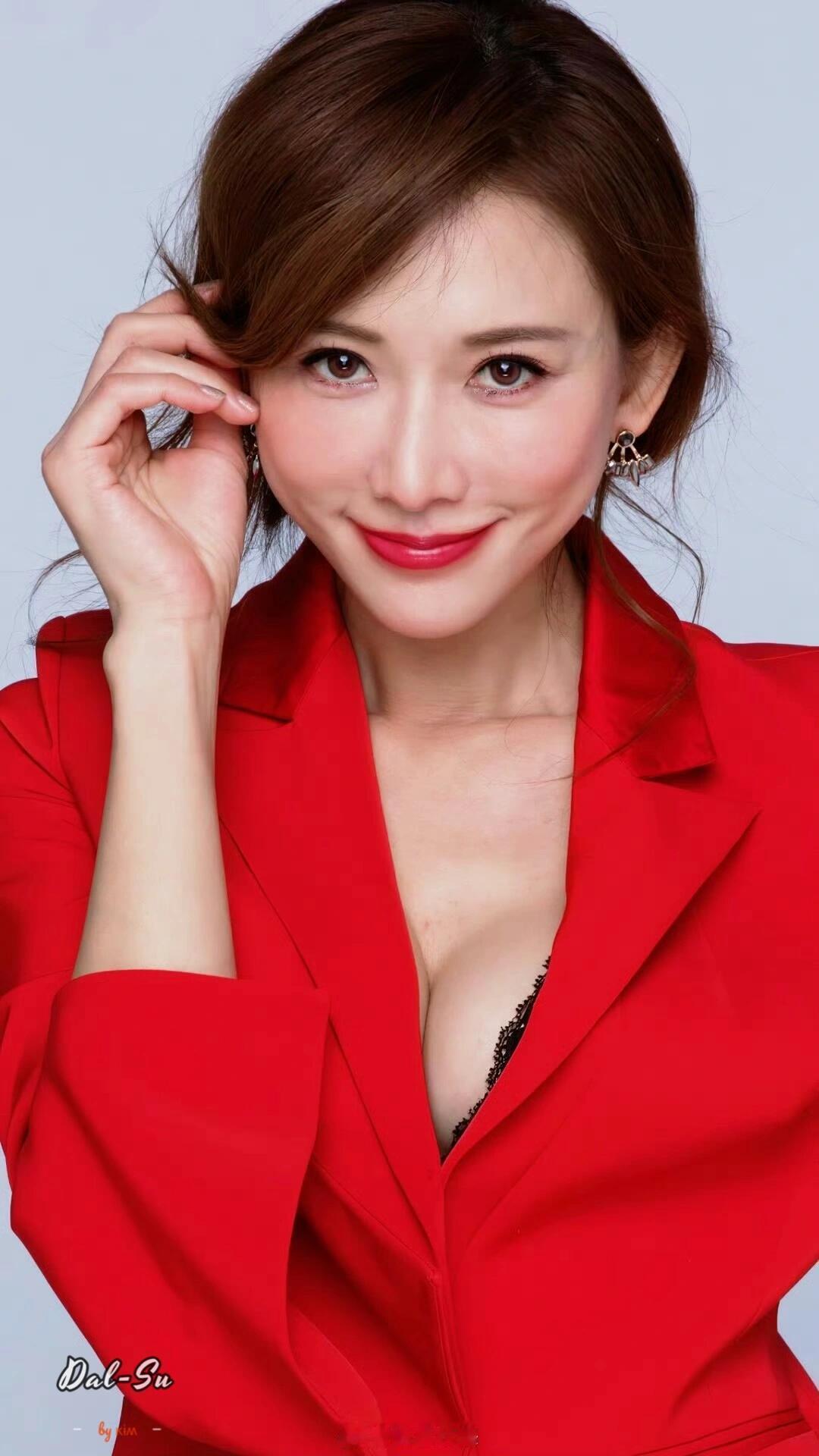 早先曾误解林志玲又假又做作，满满的TW腔，渐渐却发现她其实是内外兼修的女神！保持