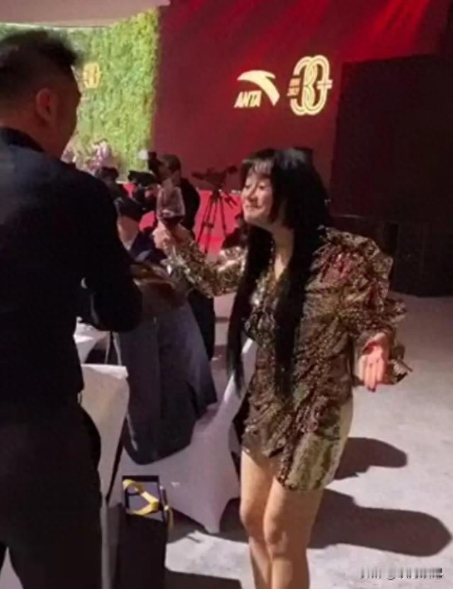 冉莹颖在镜头前笑着说“五天提五次离婚”，那边邹市明正背着2亿债，卖房卖包。
你品