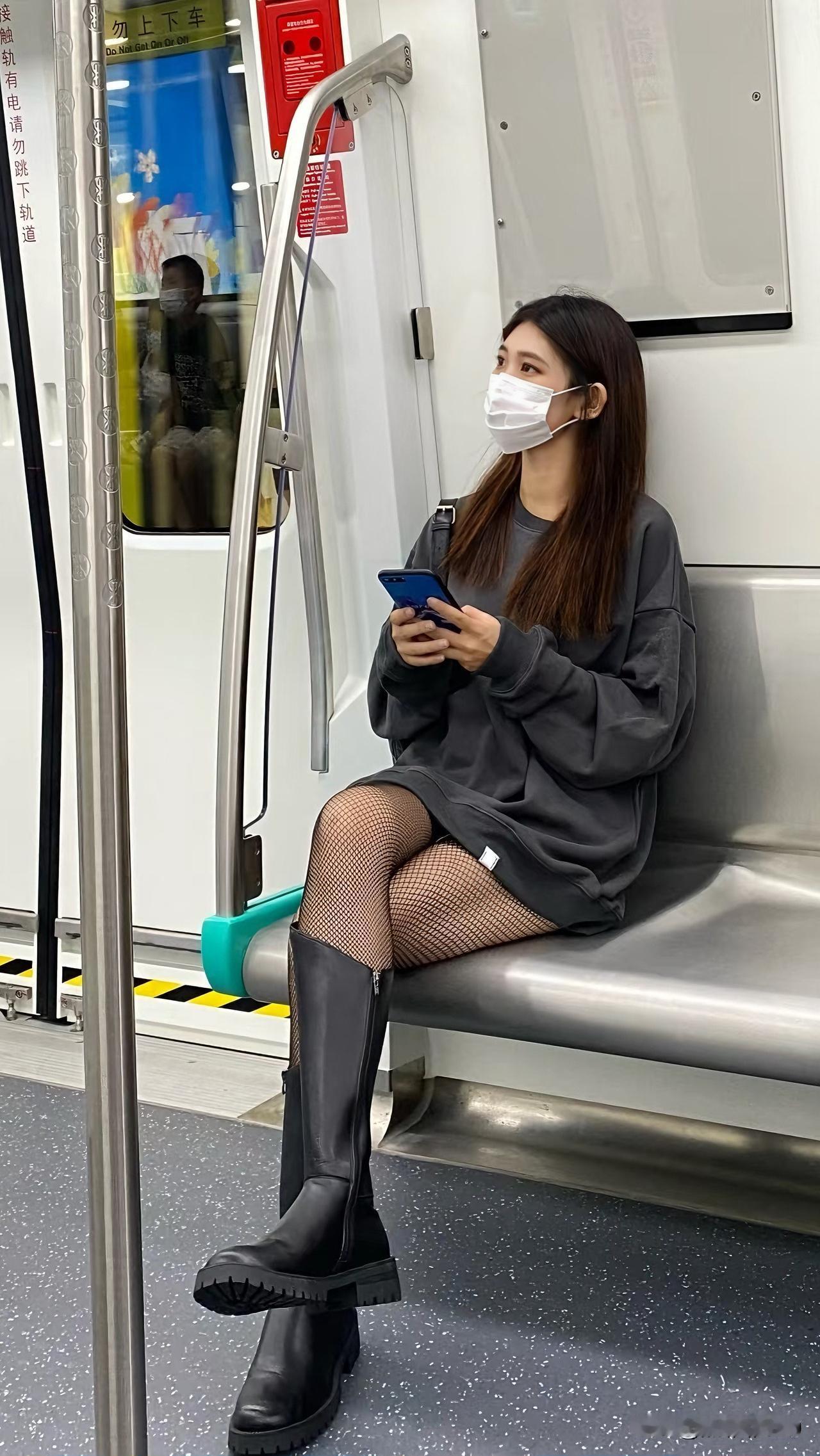 霸都印象 冬日暖阳

霸都的冬天愈发离谱了，先前早晚好歹还装装样子，有点寒意，应