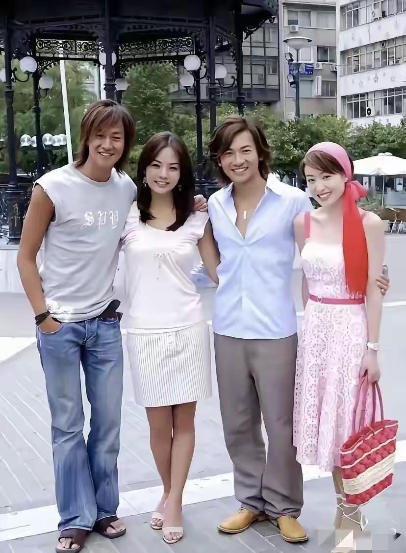 大家看过《情定爱琴海》吗？
在帅气的苏有朋左侧，有个气质超凡的女孩，她是谁呢？彼