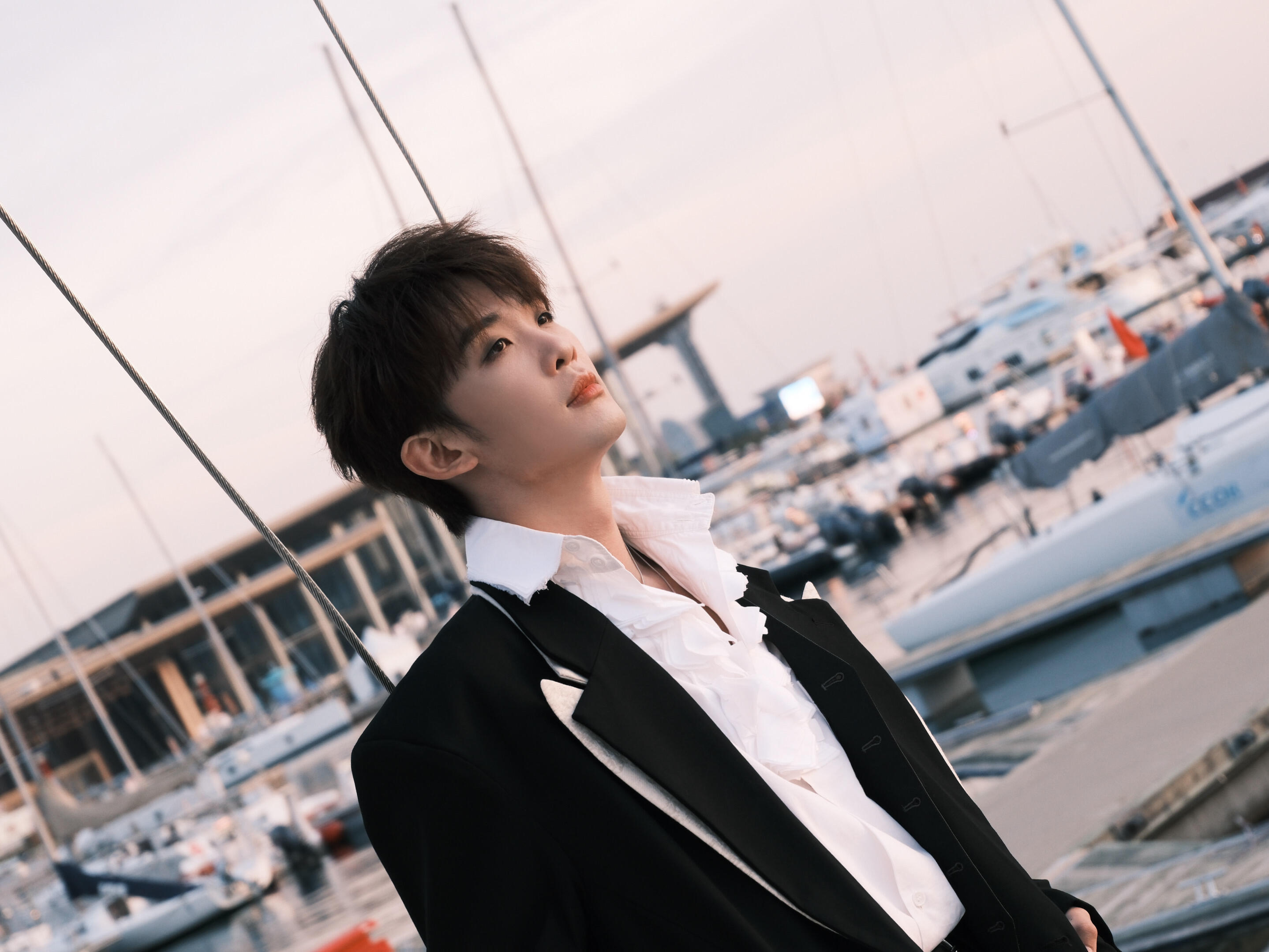 王赫野给节目组准备几百台风扇细节藏温柔！王赫野为综艺团队备下几百台冷风扇解暑，把