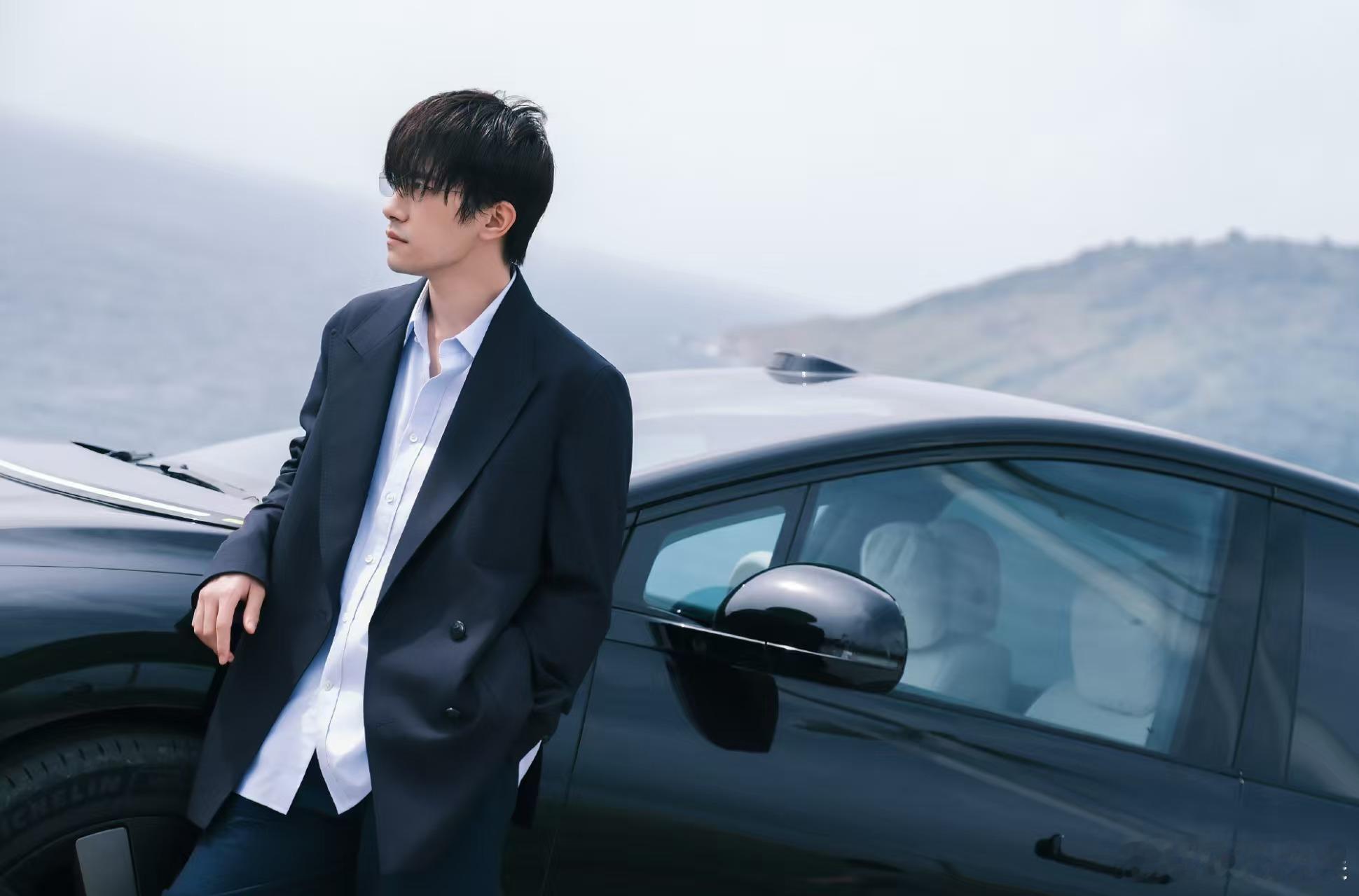 易烊千玺眼镜胡茬造型易烊千玺日杂风易烊千玺日杂风，眼镜胡茬造型，