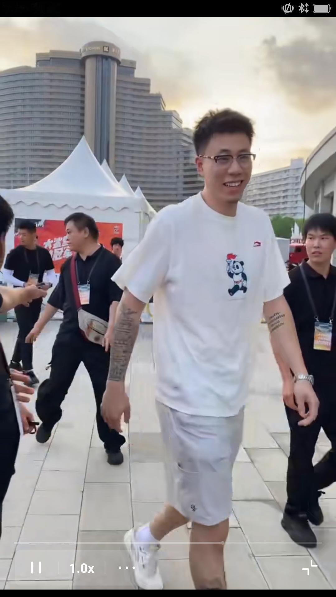 据沪媒报道，昨天上海久事男篮球员张震麟，王哲林，李添荣现身上海体育馆，参加鲨向未