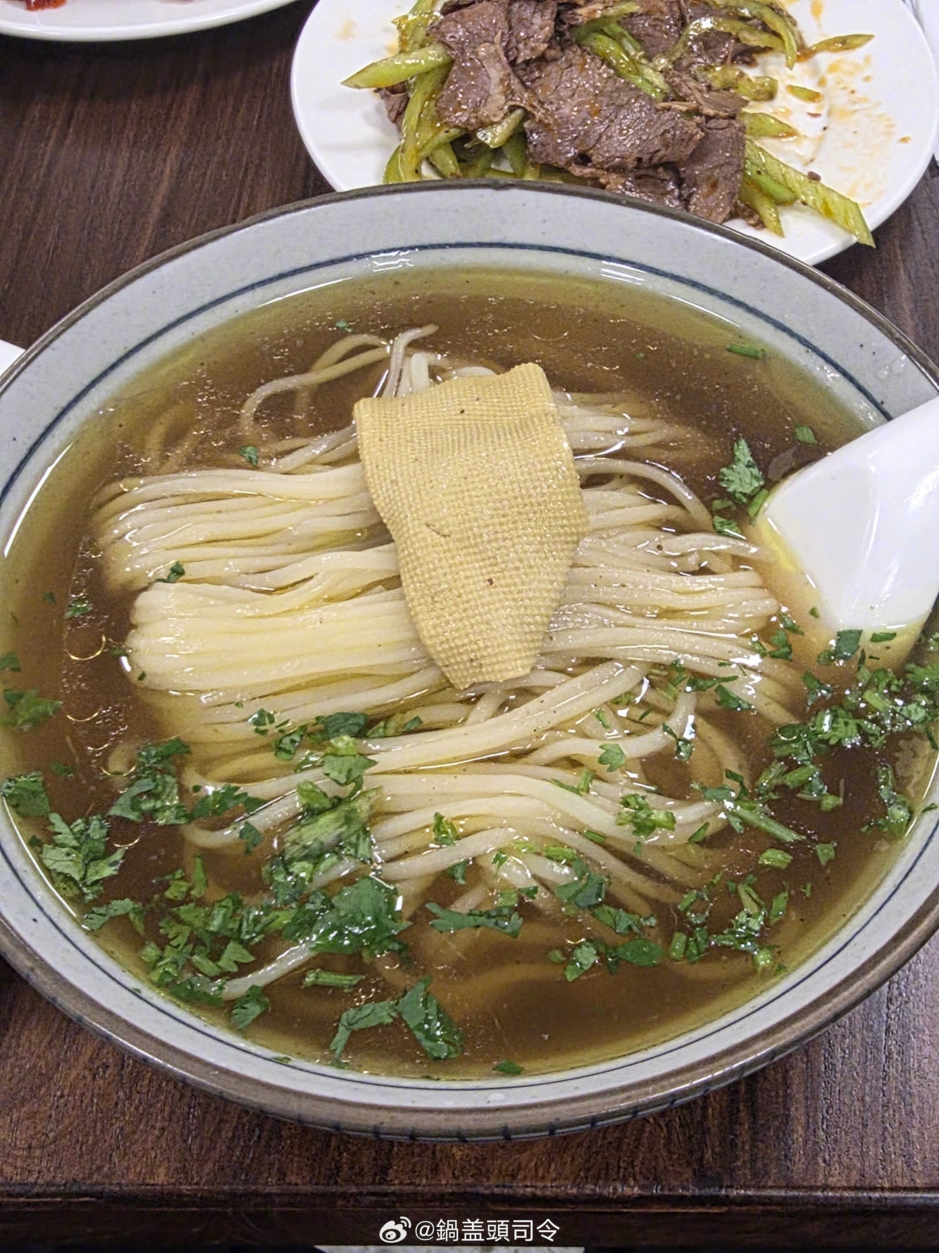 和鍋嫂去吃了一碗面，叫黄汤拉面，酸豆橛子很好吃。吃的时候鍋嫂问我：你觉得结婚好还