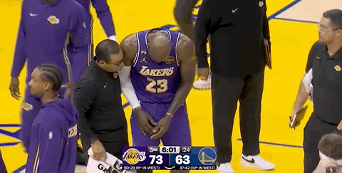 一个钉板大帽看着要给手拍伤了，非必要别防守了太背了…洛杉矶湖人