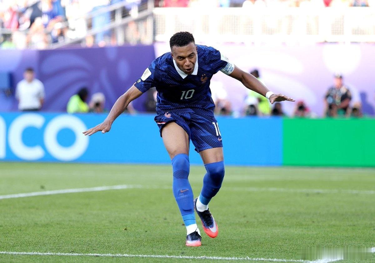 巴拉圭法国冲突1-0制胜！姆巴佩点球定胜局，连斩两大纪录追平梅西，法国八强迎战摩
