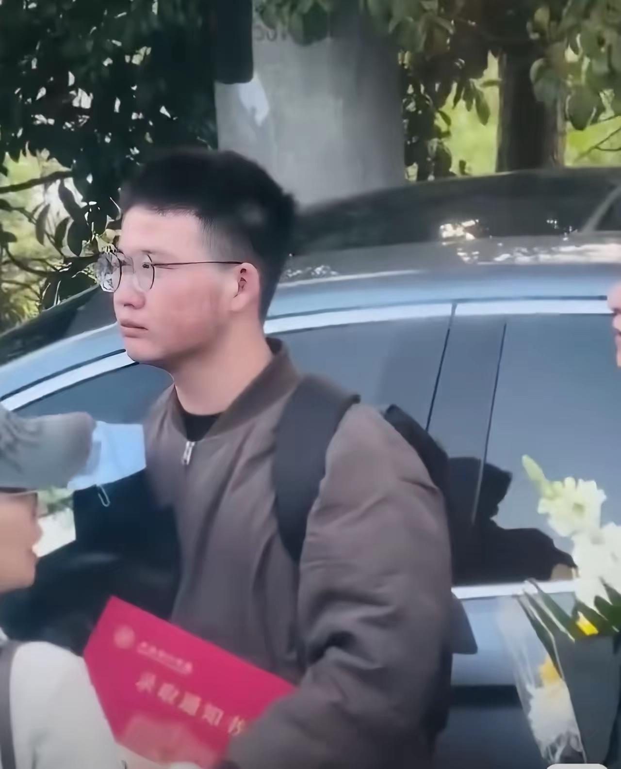 这位小伙子，衣着朴素，背着双肩包，一看就是从外地赶到苏州的，再看他的嘴角，一副快