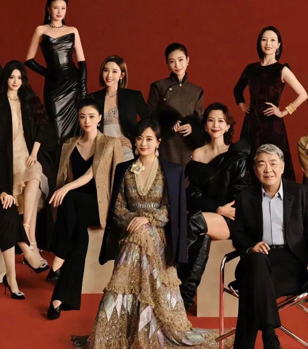 这是什么时候的合影，
蒋欣真是美得很出众头小五官精致，
剧里华妃三宫六院美得一枝