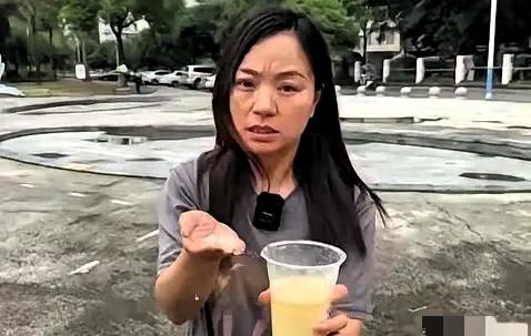 简直丧尽天良！6月16日曝光，四川一女子带娃吃火锅，点的“鲜榨玉米汁”孩子猛喝好