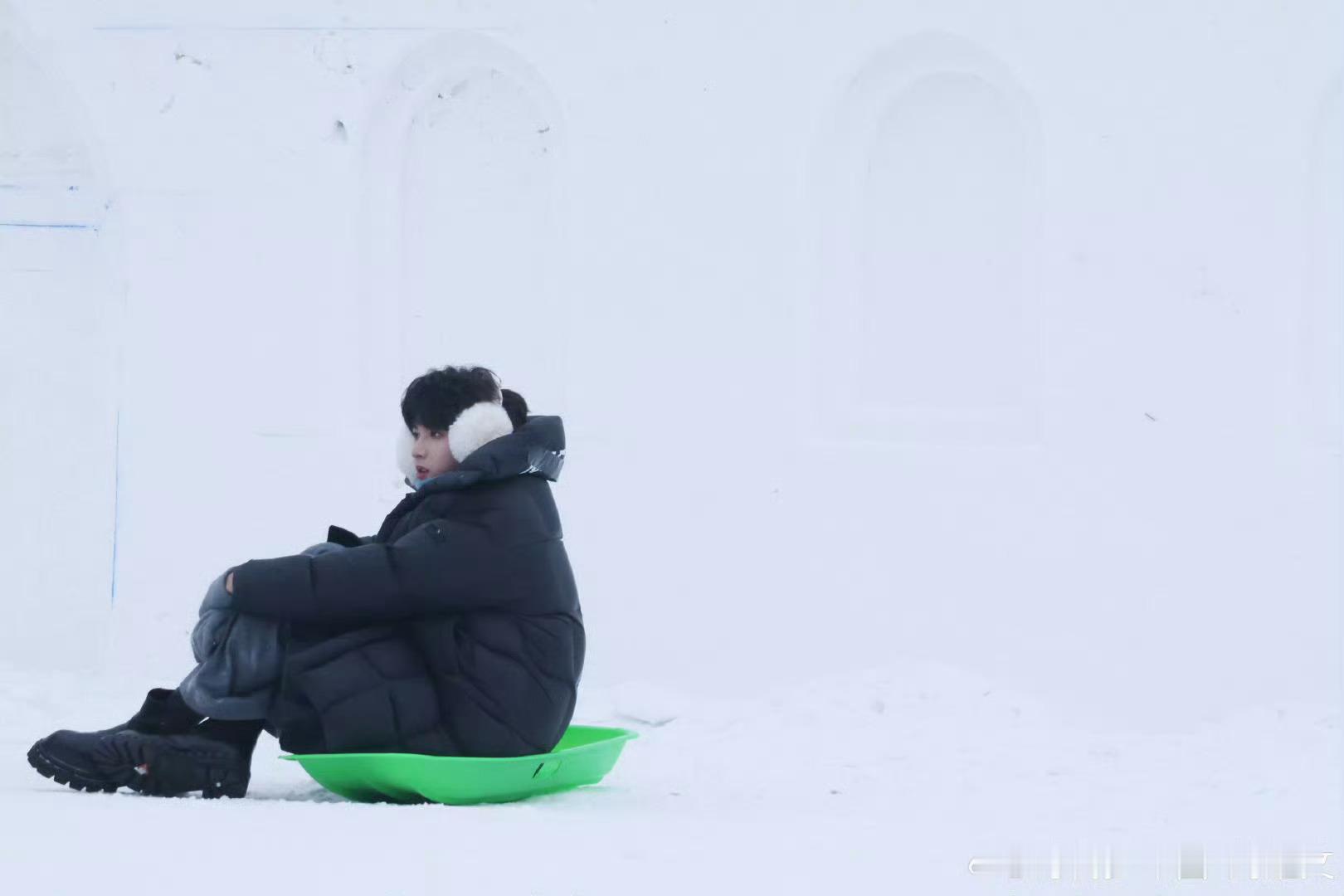 刘耀文发了10宫格刘耀文哈尔滨10宫格惊喜放送！冬日少年在风雪中定格欢笑，要风度