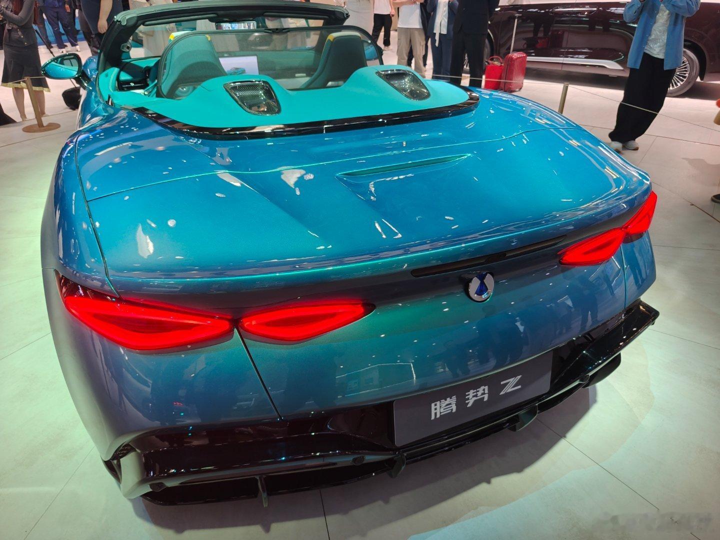 北京车展最炸裂的，我觉得不是雷军也不是新势力，而是这台腾势Z敞篷版。1000匹马