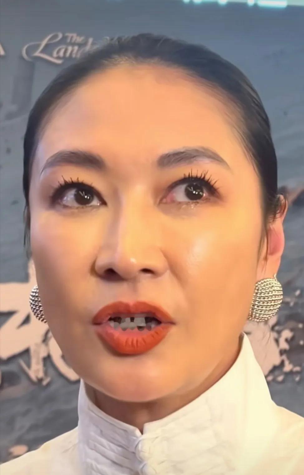 梁璐这样的大眼睛，太大了，她要是故意再给睁大，会吓到人的！
肯会吓到人，几乎百分