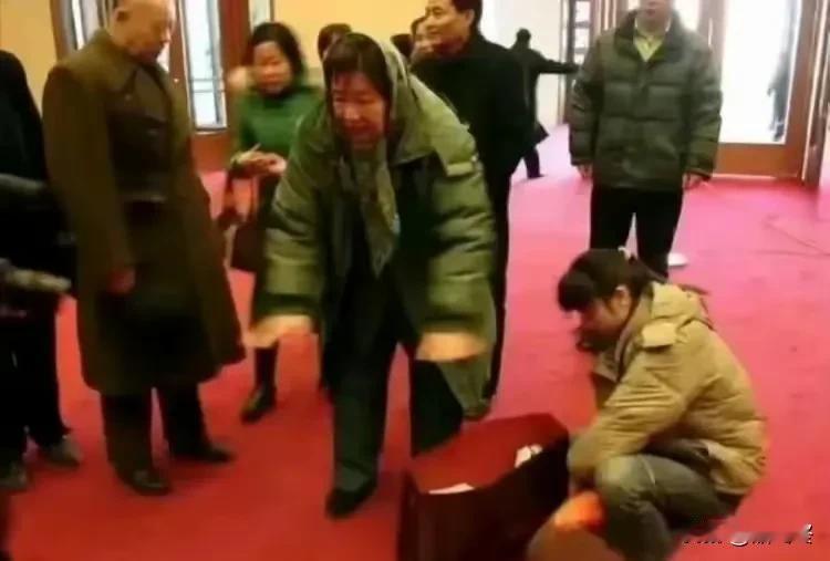 这是伟人的小女儿李讷。每年的12月26日伟人诞辰日，李讷都会到伟人纪念堂里祭拜父