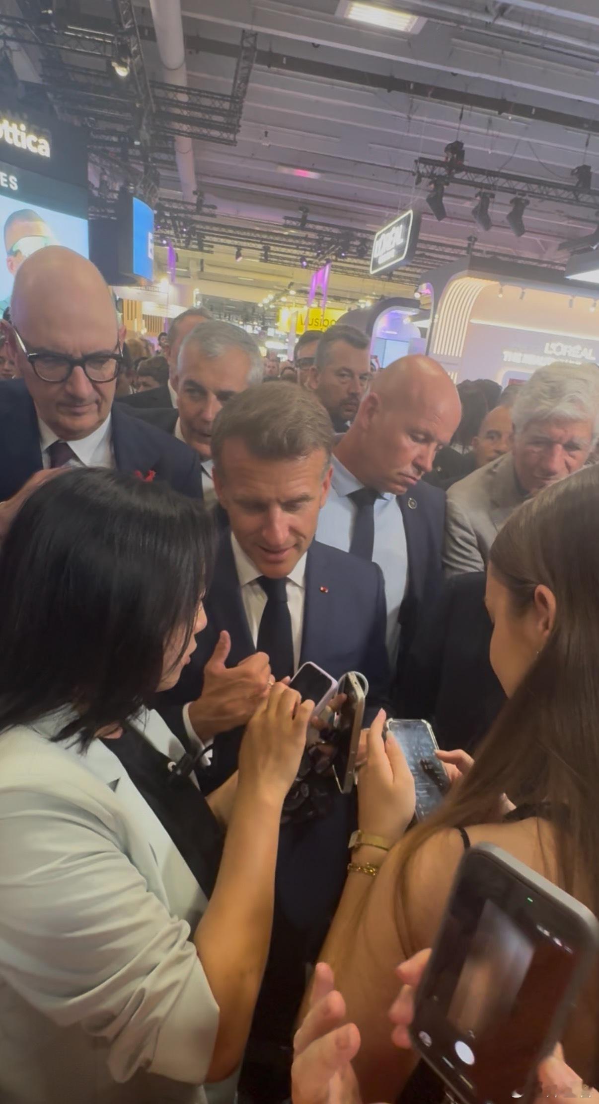 近日开幕的欧洲科技盛会VivaTech 2026 上，法国总统马克龙戴上Roki