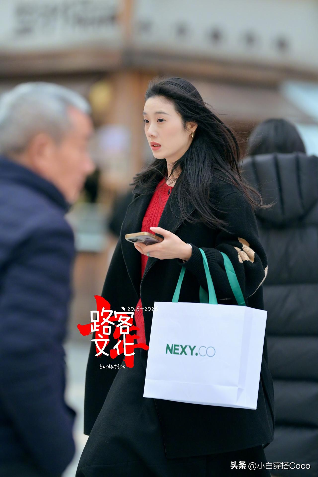 看看气质女神的穿着搭配吧黑色+红色是永恒的经典