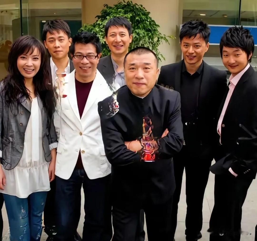 仔细一看，后排就认得出气宇不凡的张译，还有高大修伟，目若朗星的张国强。前面中间的