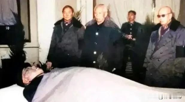 硬汉也扛不住病痛！1985年许世友病房自残，背后满是心酸与倔强
 
1985年，