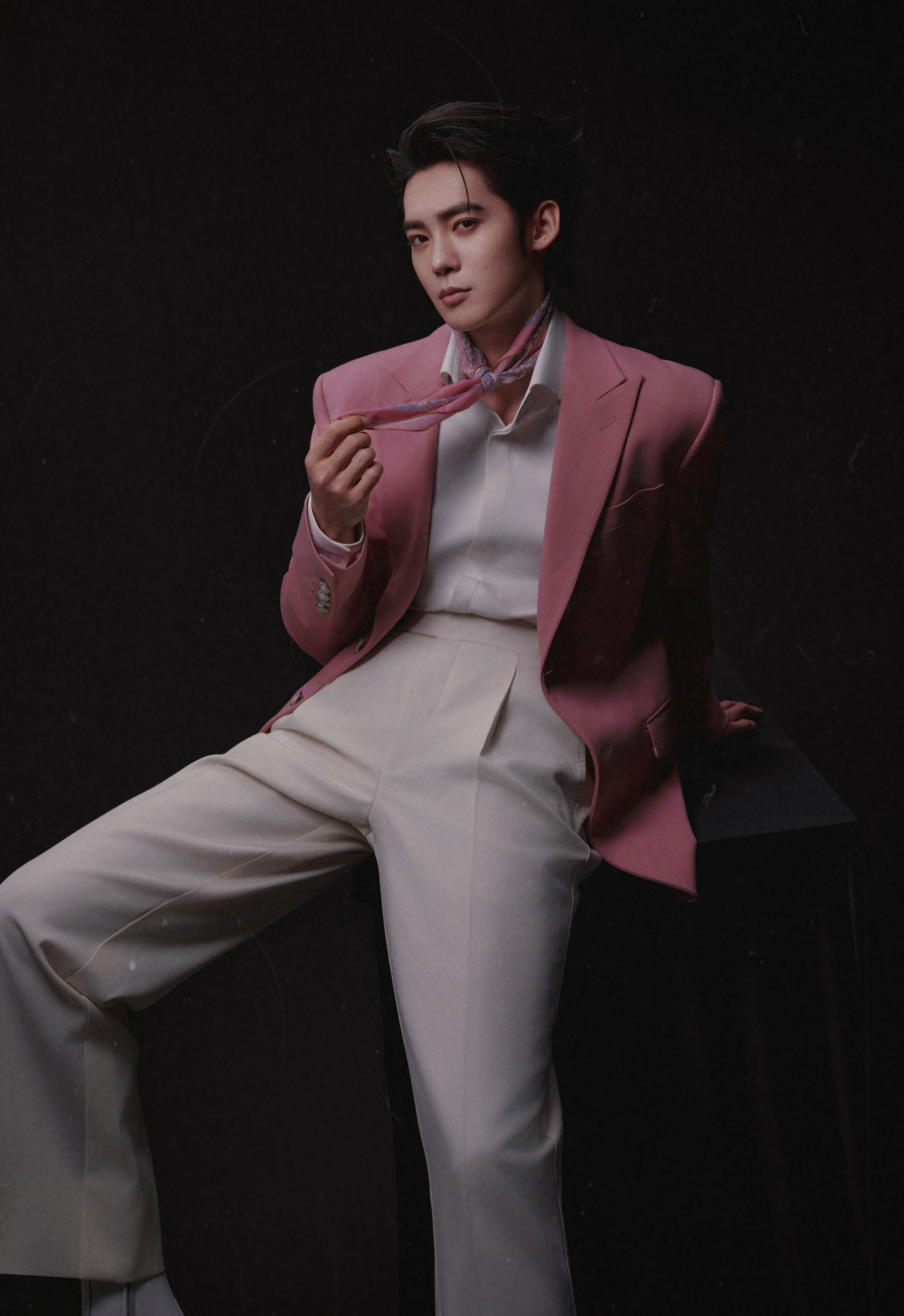 于适 × 张裕葡萄酒品牌活动造型大片，粉色调西装外套搭配丝巾出镜，浪漫随性，尽显