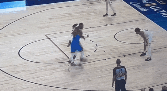看个NBA差点没被笑死，威少打着打着打懵了吧，看着多尔特手里的鞋以为是篮球，还不