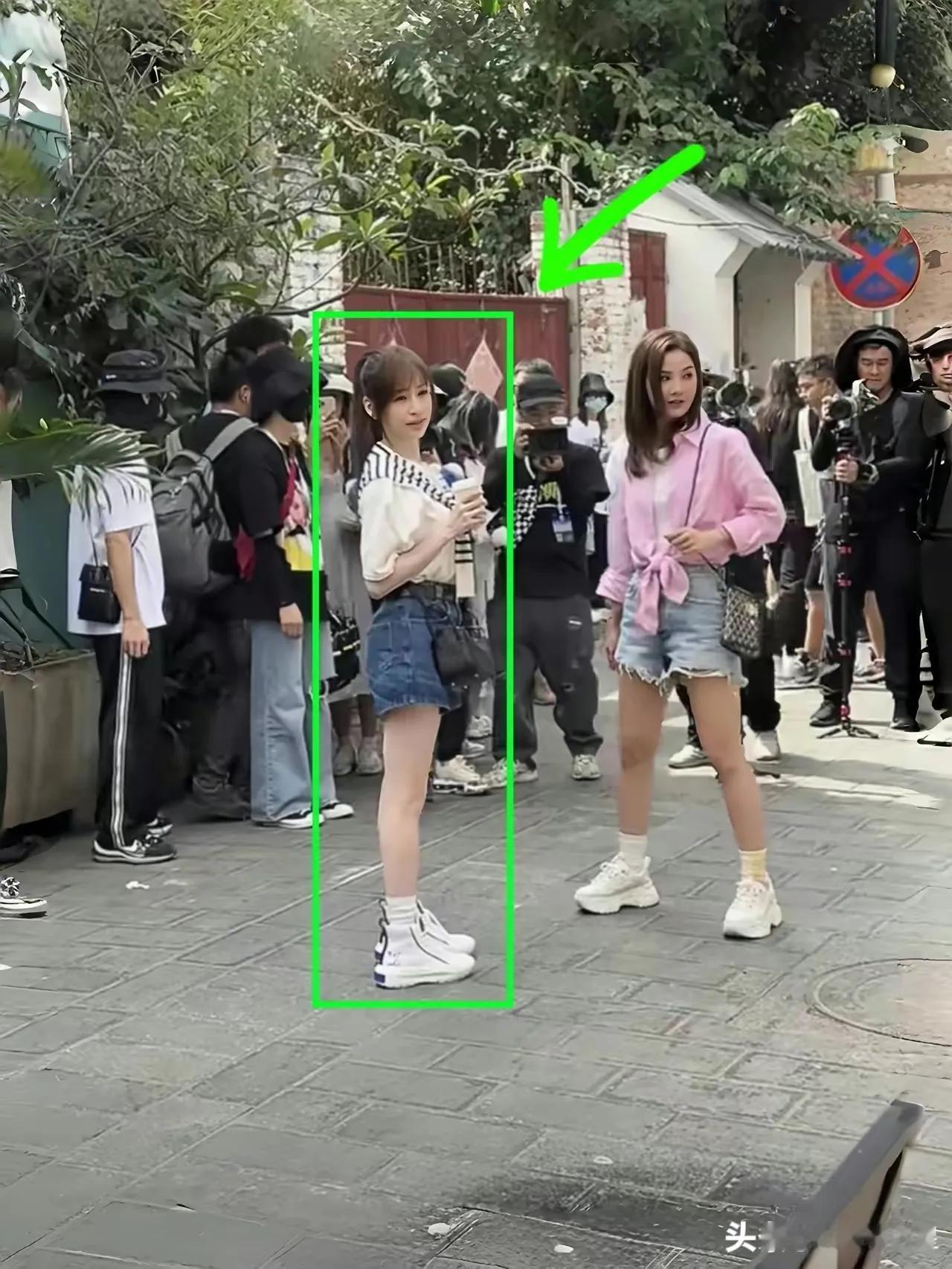 娇小玲珑的阿sa站在王心凌旁边，居然显得五大三粗[黑线][捂脸][笑哭]……

